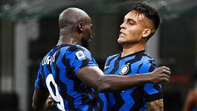 Inter Milan sukses melumat AC Milan pada laga bertajuk derbi della Madonnina pada Minggu (21/2/2021). (AFP/Marco Bertorello)